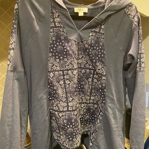 Cute pull over cotton thermal top great for weekend casual.